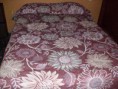 /products/colcha-doble-vista-color-guinda-diseno-en-flores-/